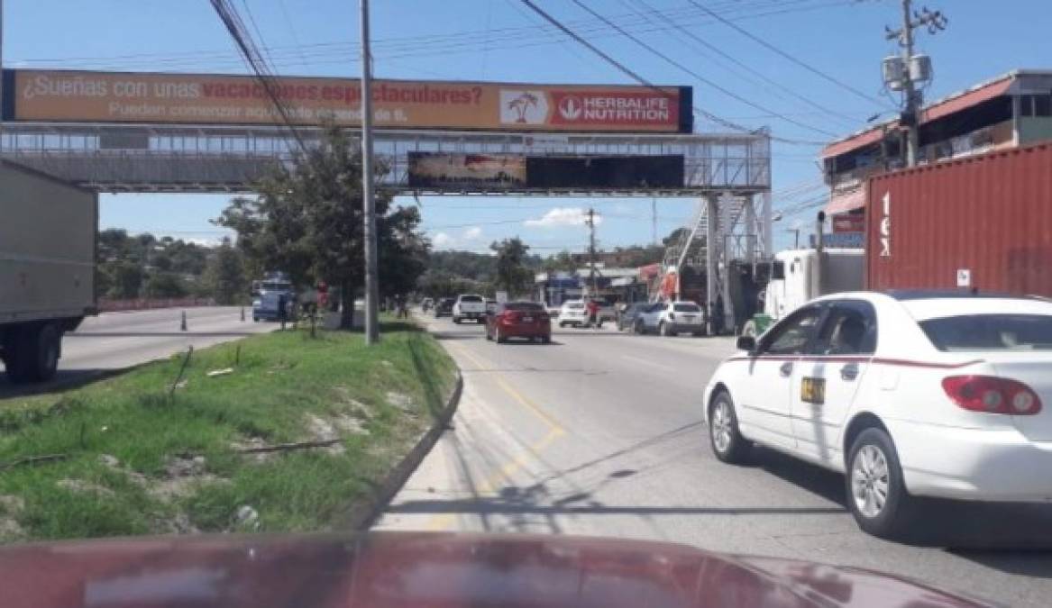 Bulevar del norte de San Pedro Sula a la ultura del sector López Arellanos poca circulación de vehículos.