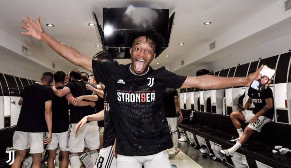 El colombiano Juan Cuadrado fue uno de los que más puso el ambiente en los festejos de la Juventus.