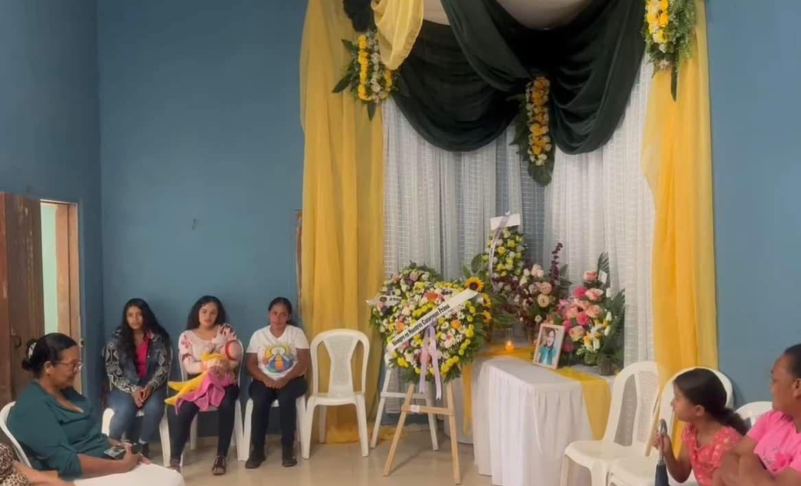 Entre llantos y consternación, velan a la maestra Aleyda Cabrera en Olancho