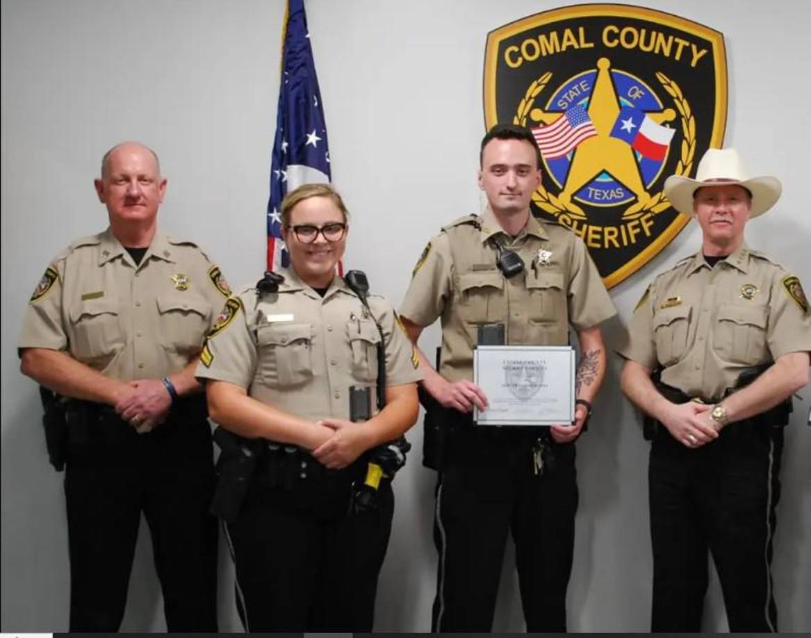 Cuando Metz fue cuestionada en diciembre pasado sobre los hechos, esta le dijo a investigadores que le estaba enseñando a Byrne cómo proceder en paradas de tráfico por delitos graves y que no había tenido relaciones con el agente que llevaba unos dos años en la Oficina.