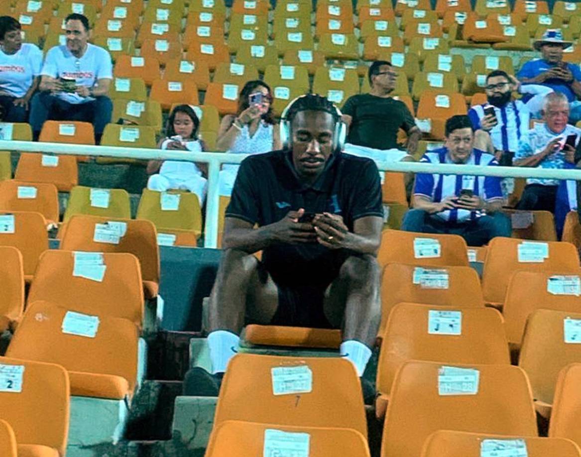 Bryan Róchez no fue uniformado para este partido de Honduras ante Cuba en República Dominicana. El catracho vio el partido en las gradas y con unos auriculares.