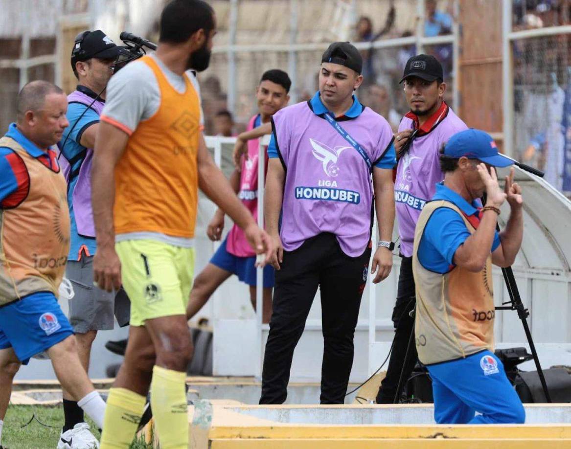 Pedro Troglio le hizo ademanes a los aficionados con las manos haciendo referencia a los ocho títulos ganados.