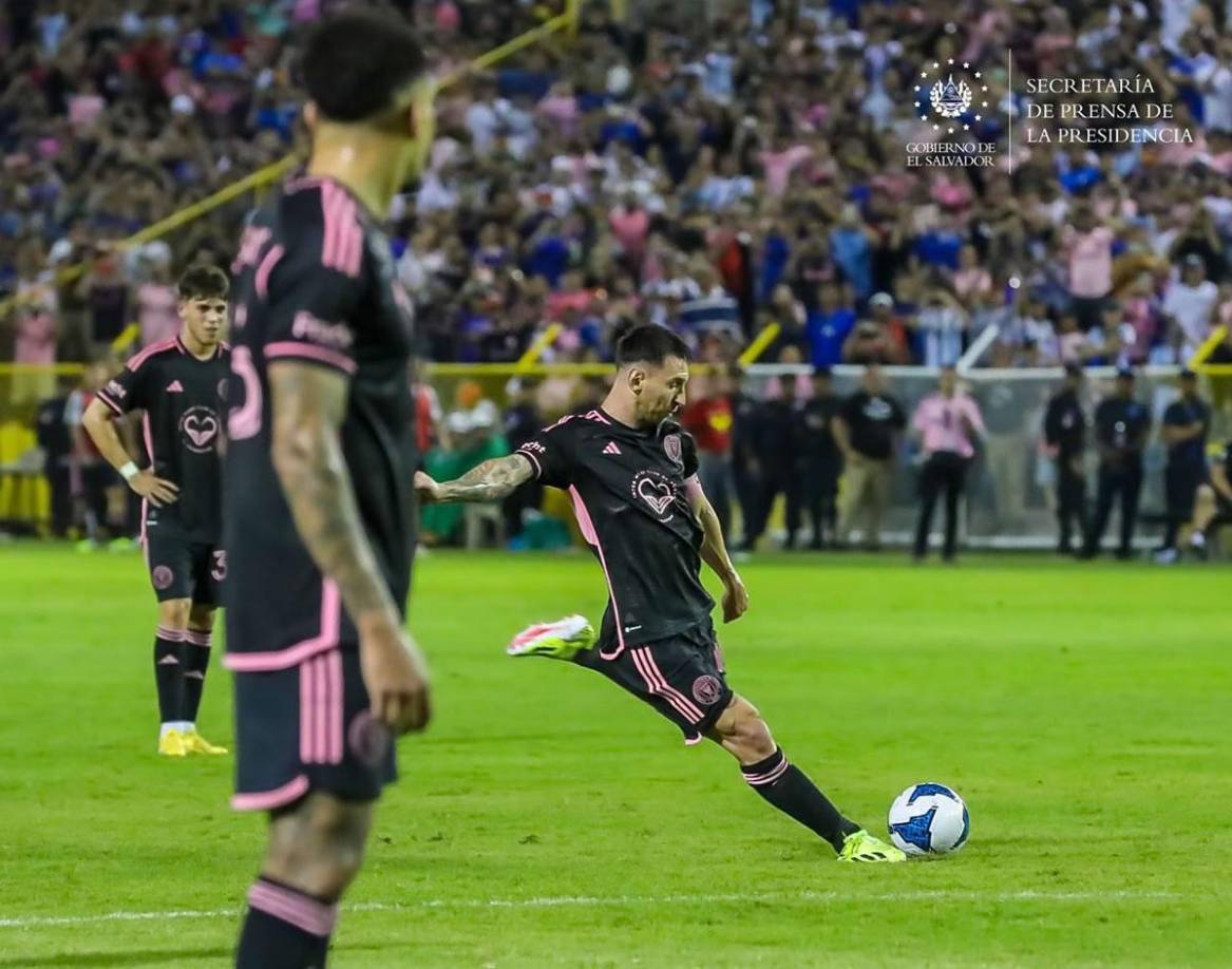 El tiro libre de Leo Messi se estrelló en la barrera y en esa jugada terminó la primera parte.