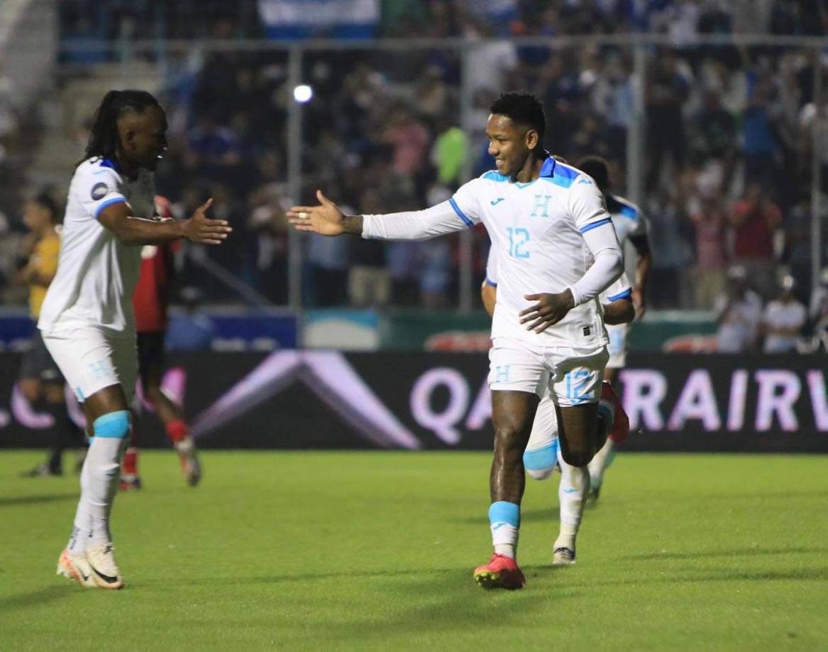 Romell Quioto celebrando su gol con Alberth Elis.