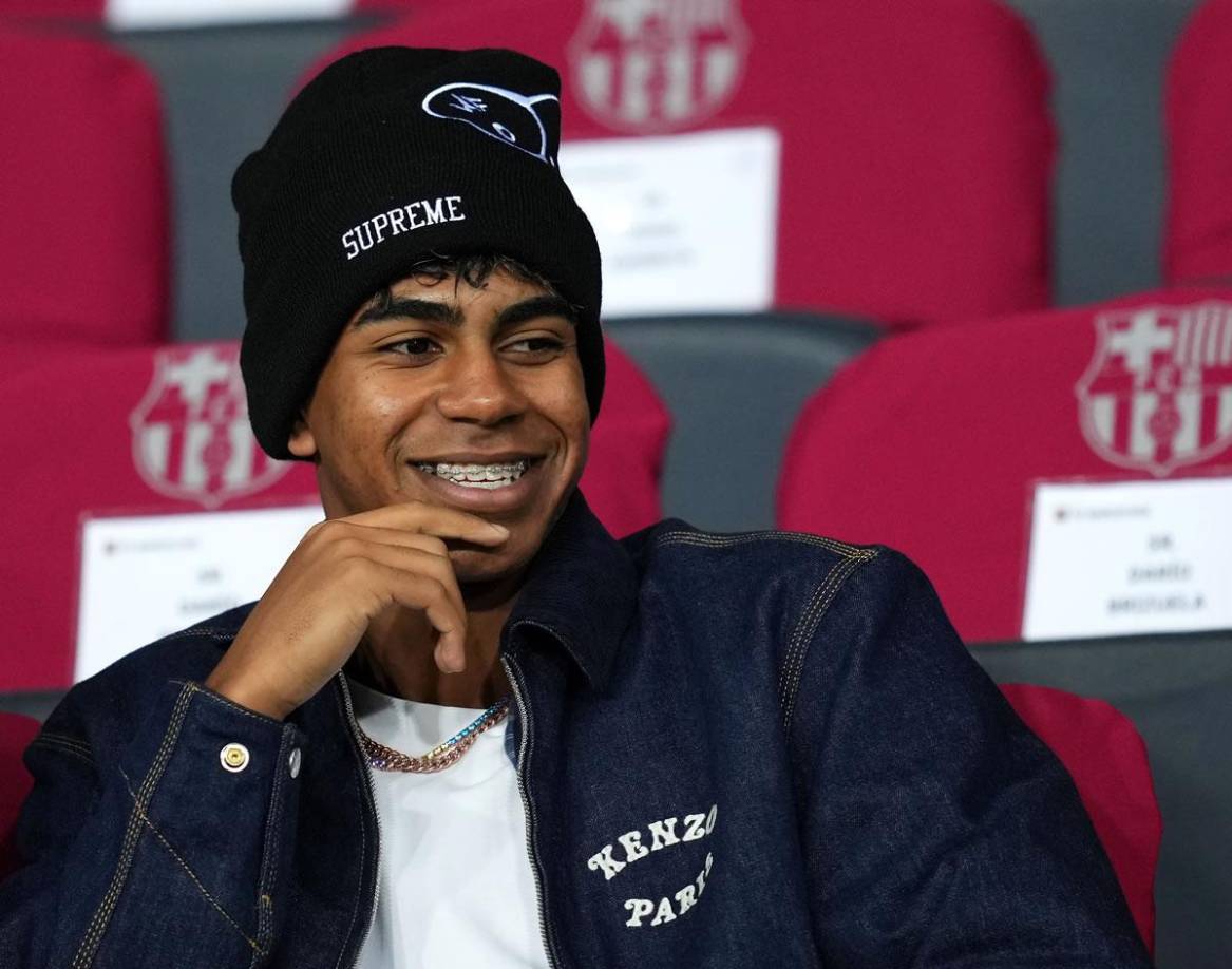 Lamine Yamal, de baja por lesión, sonriendo en las gradas del Estadio Oímpico Lluís Companys de Montjuïc.