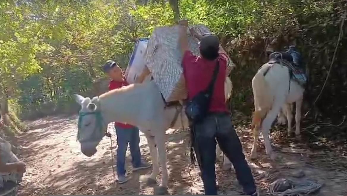 Fotos curiosas de cómo trasladan las maletas electorales a los rincones de Honduras