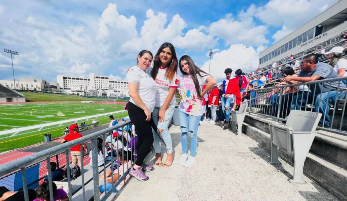 Patricia Castro, Blanca Santamaría y Allison Sánchez de Marcala, La Paz son residentes de Carolina del Norte. 