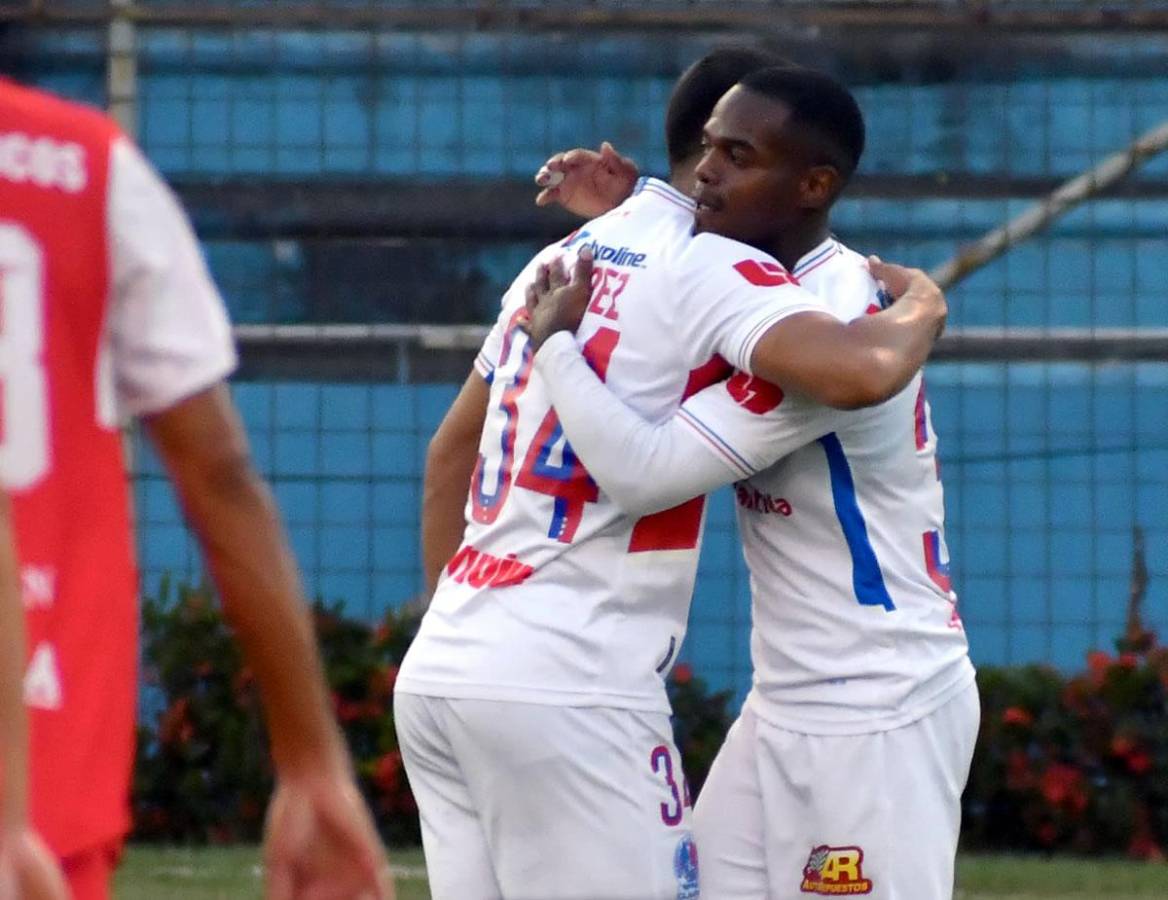Edwin Solani Solano y Kevin López, las figuras del triunfo del Olimpia.