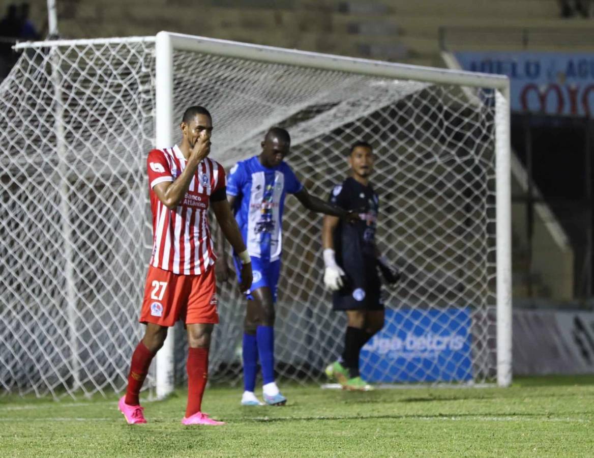 Jerry Bengtson lamentando su cabezazo que se marchó arriba del arco.