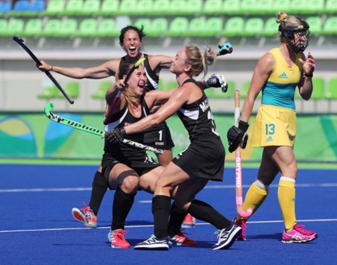 HOCKEY. Poderío de las kiwis. Las jugadoras de Nueva Zelanda celebran un gol contra Australia durante la victoria 4-2 en el Centro Olímpico de Hockey en Río de Janeiro. Foto: EFE/Armando Babani