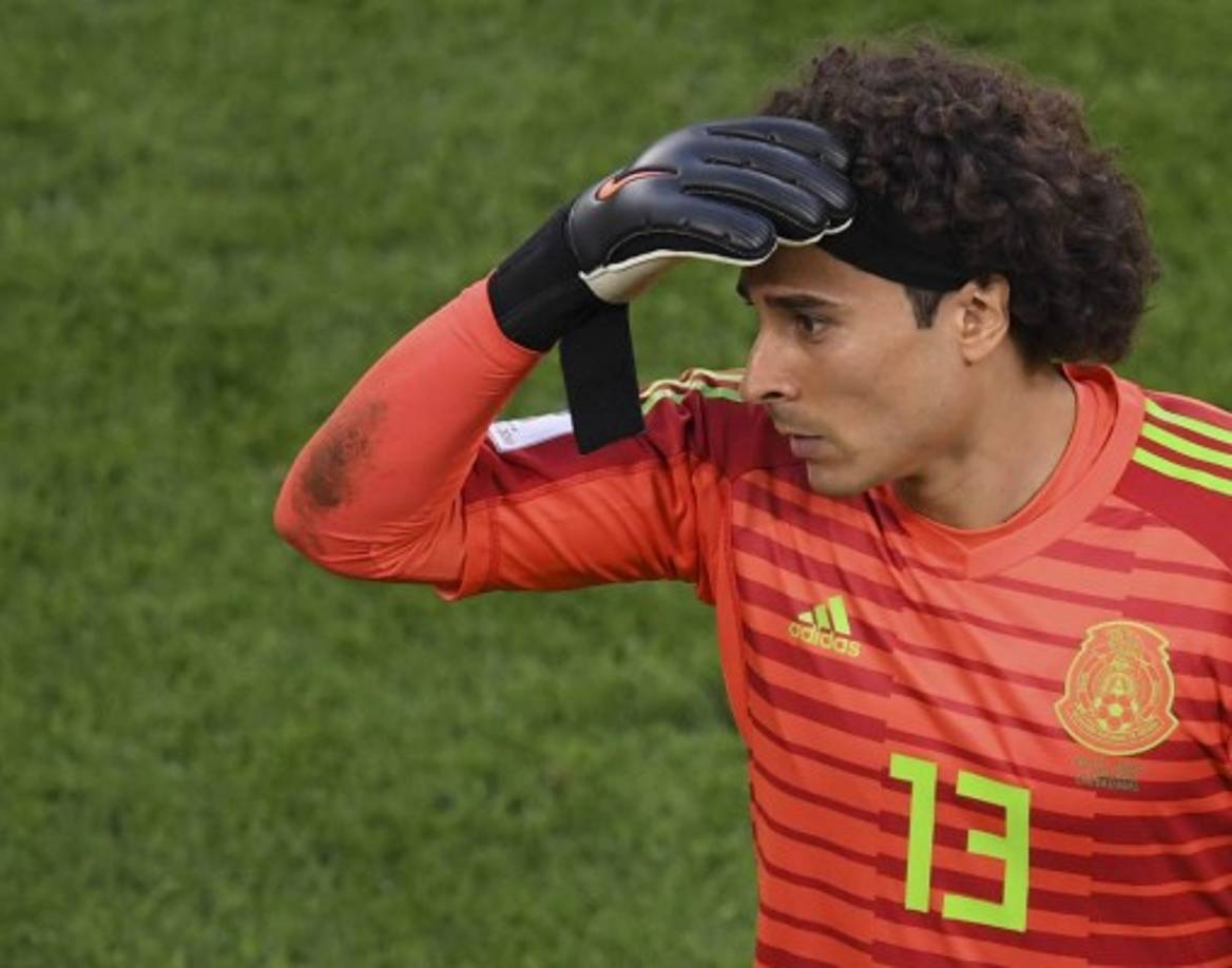 El arquero Guillermo Ochoa no pudo hacer nada en los goles encajados.