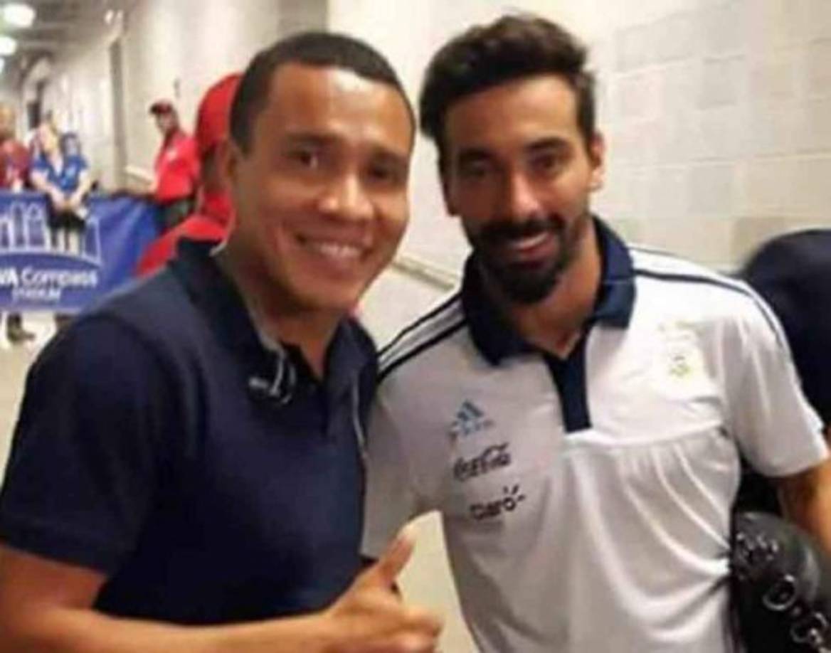 El volante catracho Rambo de León compartiendo con el argentino Ezequiel Lavezzi