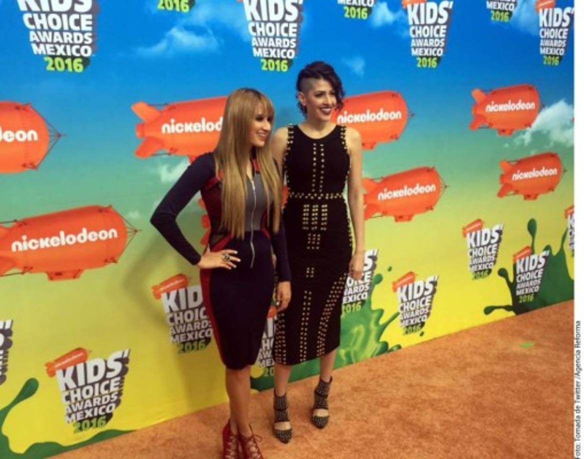 Las chicas de Ha*Ash lucieron muy sonrientes durante la alfombra naranja de los Kids' Choice Awards México 2016, en el lobby del Auditorio Nacional.<br/>