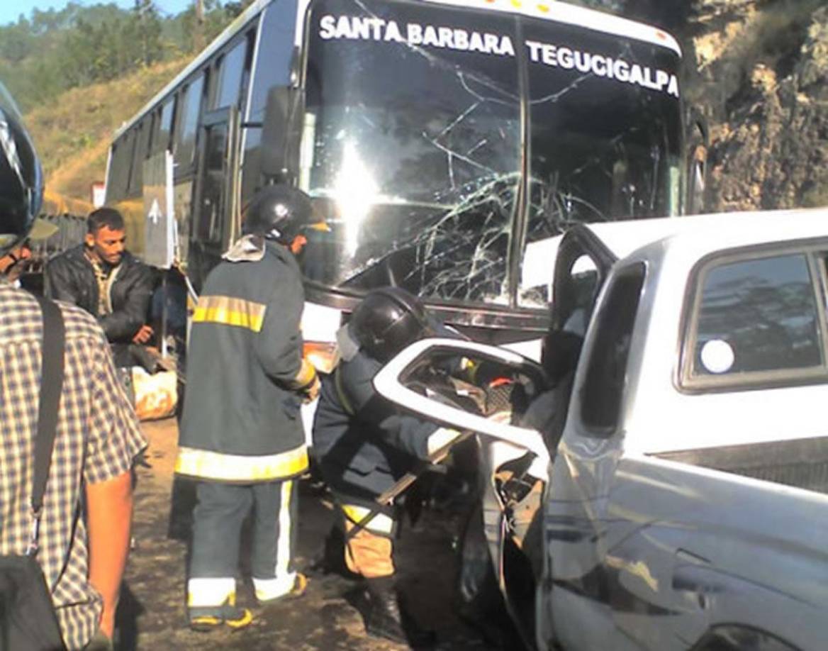 Denovan Morales falleció en el accidente, al igual que el chófer del automóvil en que viajaba, Edy Palma. Chocó con un autobús de pasajeros en la carretera entre las ciudades de Siguatepeque y Comayagua.