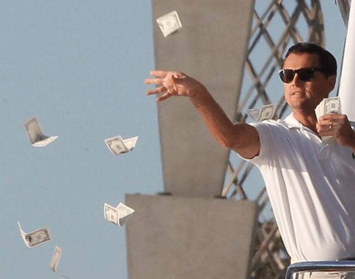 El Lobo de Wall Street (2013): La Exuberancia de Jordan Belfort“El Lobo de Wall Street” ha generado múltiples memes, pero uno de los más populares es el de DiCaprio como Jordan Belfort, lanzando billetes al aire. Este meme se ha convertido en un símbolo de derroche y gasto excesivo, utilizado para ilustrar situaciones de lujo o extravagancia.