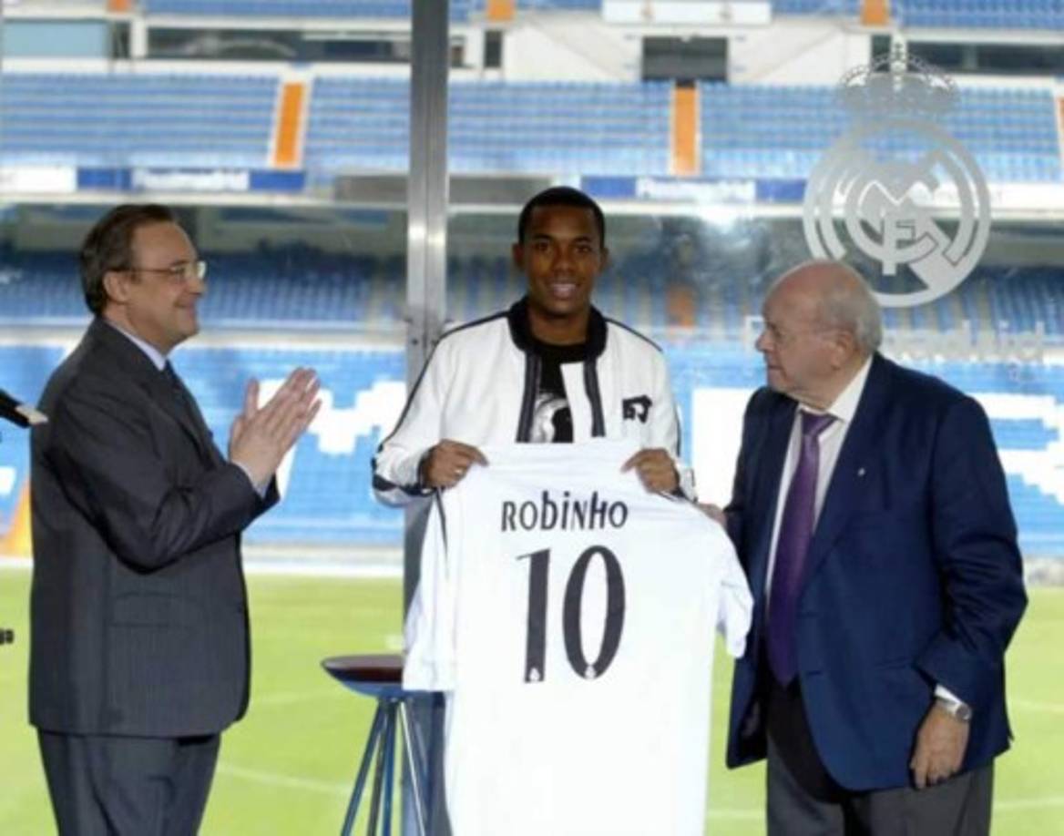 Robinho - Llegó como una de las mayores promesas del fútbol mundial, y aunque su rendimiento no fue del todo malo, nunca cumplió las expectativas. Se fue al Manchester City buscando ser el mejor jugador del mundo y aún seguimos esperando. Costó 24 millones de euros.