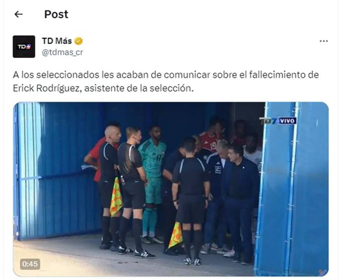 En las imágenes compartidas por TD Más se puede apreciar que el combinado tico, liderado por Keylor Navas, era informado sobre el deceso del asistente técnico y salen con la cabeza baja al campo.