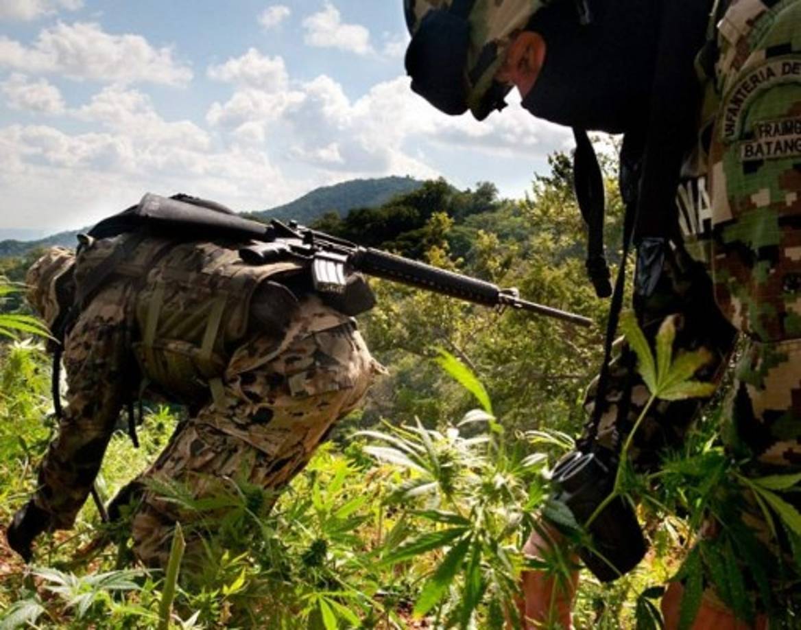 En el rancho, los elementos de la Marina encontraron ropa, teléfonos, muebles y otros objetos que supuestamente pertenecían a Guzmán Loera.