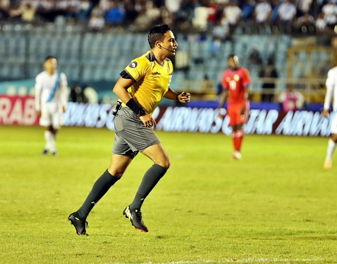 Sin embargo, la molestia de la prensa de Panamá es porque el árbitro hondureño le mostró cuatro tarjetas amarillas en el primer tiempo que a criterio de ellos fueron injustas. Estas fueron las críticas que le dejaron.