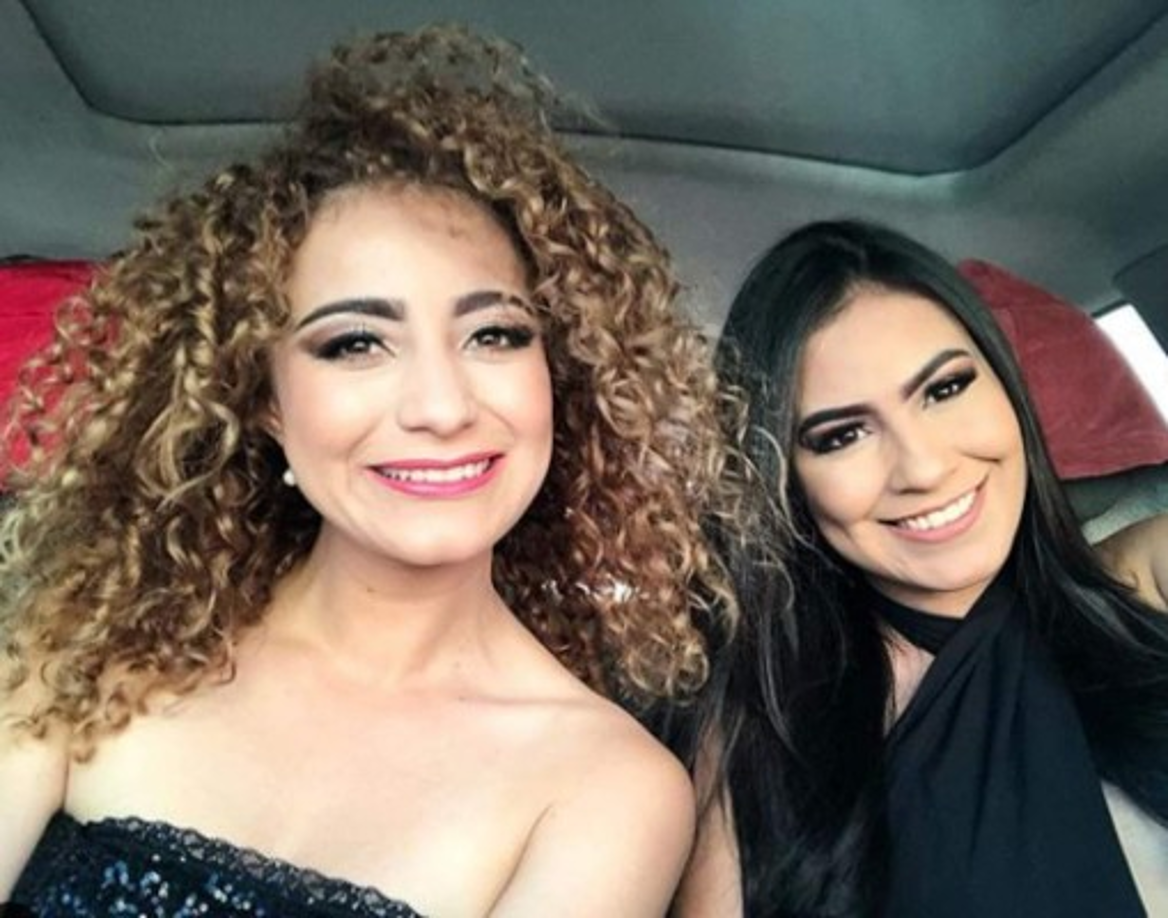 Alejandra es gran amiga de la también presentadora de televisión Mayra Tercero. En sus redes sociales comparten fotos que demuestran la buena relación laboral y personal que mantienen. Dos grandes bellezas.