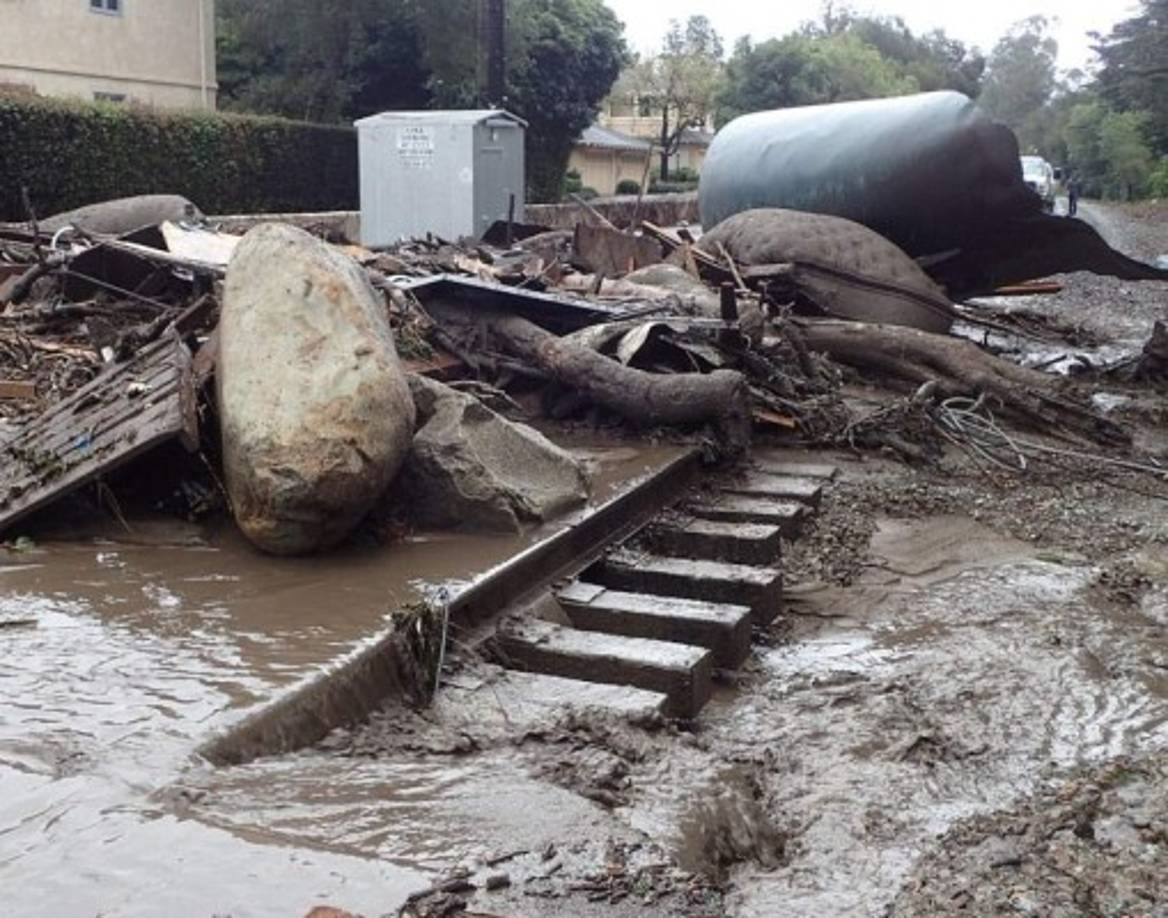 Homes are engulfed in flames in Vacaville, California during the LNU Lightning Complex fire on August 19, 2020. - As of the late hours of August 18,2020 the Hennessey fire has merged with at least 7 fires and is now called the LNU Lightning Complex fires. Dozens of fires are burning out of control throughout Northern California as fire resources are spread thin. (Photo by JOSH EDELSON / AFP)