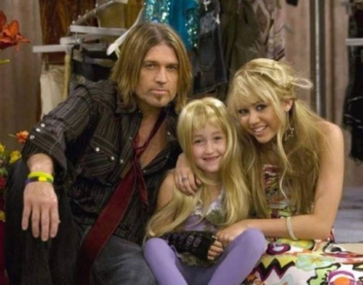 Crecer a la sombra de una celebridad como Miley Cyrus no resultaría sencillo para ninguna niña y, en el caso de su hermana menor Noah, no ha sido la excepción.