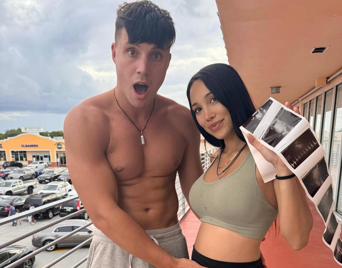 La modelo de Onlyfans Scarlet Vas está embarazada. La creadora de contenido, quien apareció brevemente en la telenovela australiana “Vecinos”, compartió en una publicación de Instagram que ella y su esposo Tayo Ricci, quien es su hermanastro, están esperando un bebé. “Y luego había tres”, subtituló Ricci en la imagen.