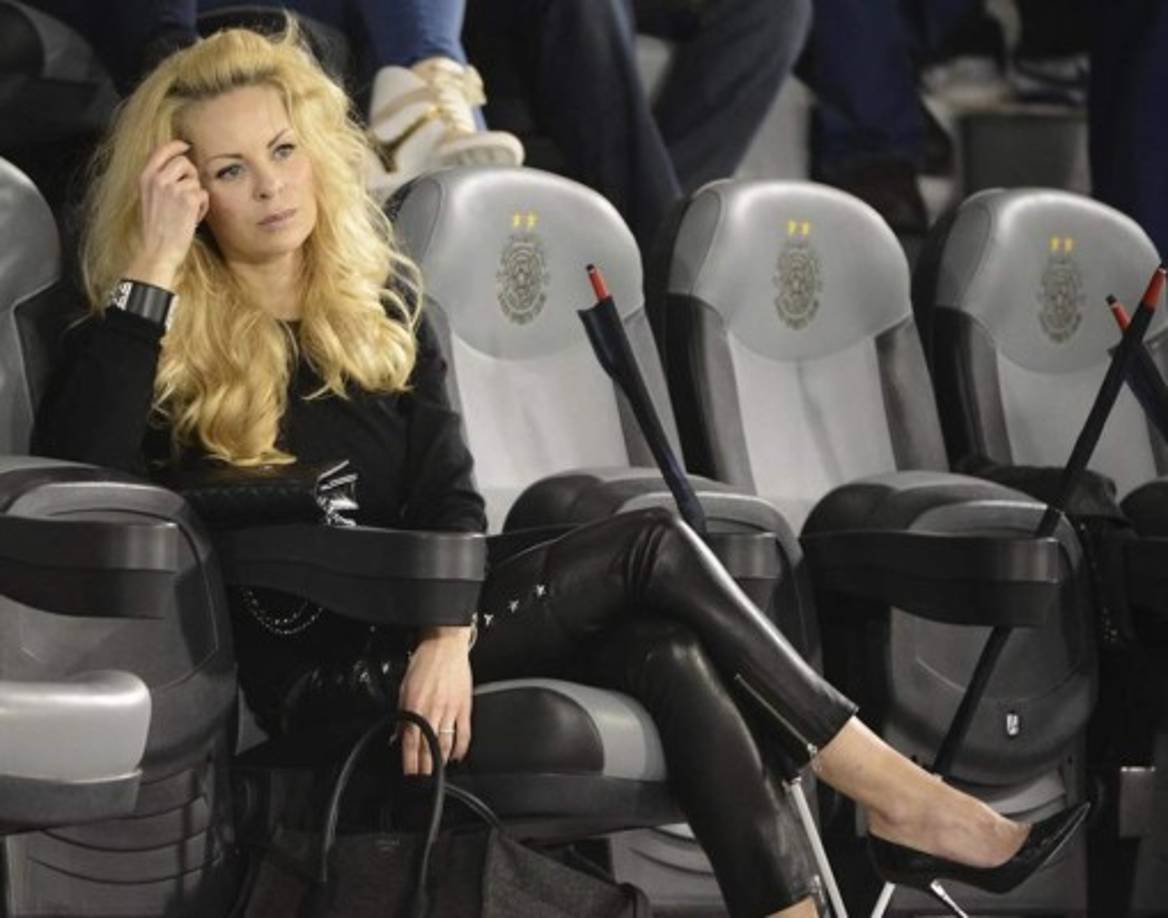 La esposa de Zlatan Ibrahimovic tiene un título en finanzas y economía, que consiguió después de estudiar 3 años en el Latin School de Malmö, en su natal Suecia.