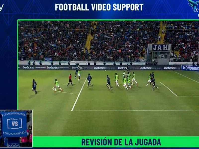 La revisión en el FVS tras el tanto de Óscar Discua para Motagua.