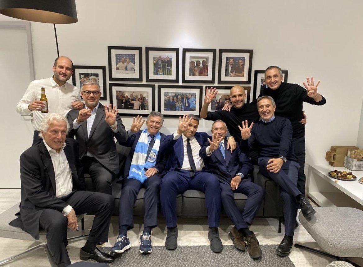 La imagen donde se va Pep y otras personalidades en la que levantan cuatro dedos como señal de los goles marcados al Real Madrid.