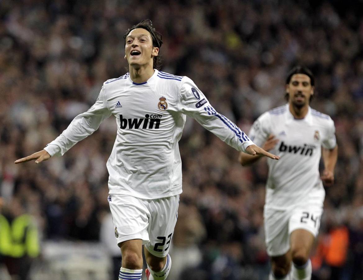 Mesut Özil vistió la camiseta del Real Madrid (2010-2013) en 159 ocasiones y dando 80 asistencias. Como madridista, logró una Liga, una Copa y una Supercopa de España.