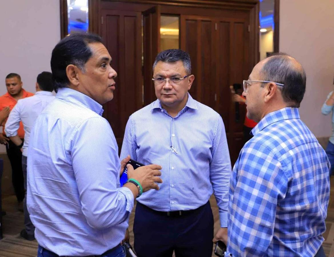 Jorge Herrera charlando con Rolin Peña y Osman Madrid.