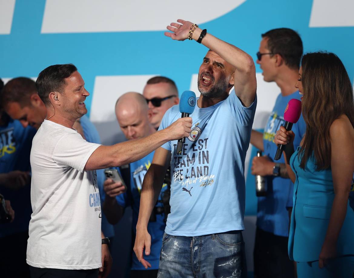 Pep Guardiola no paró de cantar en los festejos.