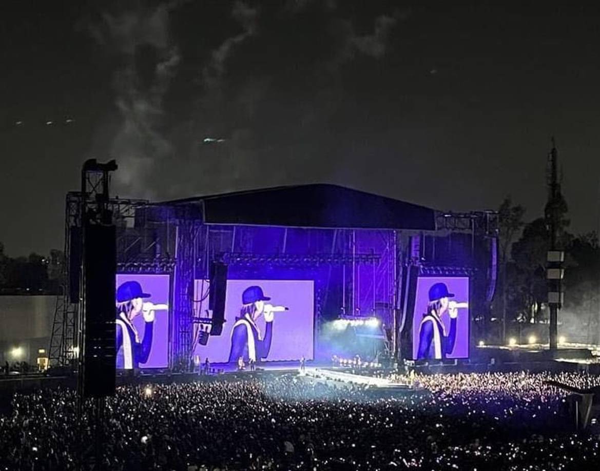 Cabe mencionar que, el artista regional mexicano en esta ocasión se presentó en el estadio Foro Sol en la Ciudad de México, donde con sus populares y controversiales corridos tumbados puso a vibrar el recinto ante una multitud de personas.