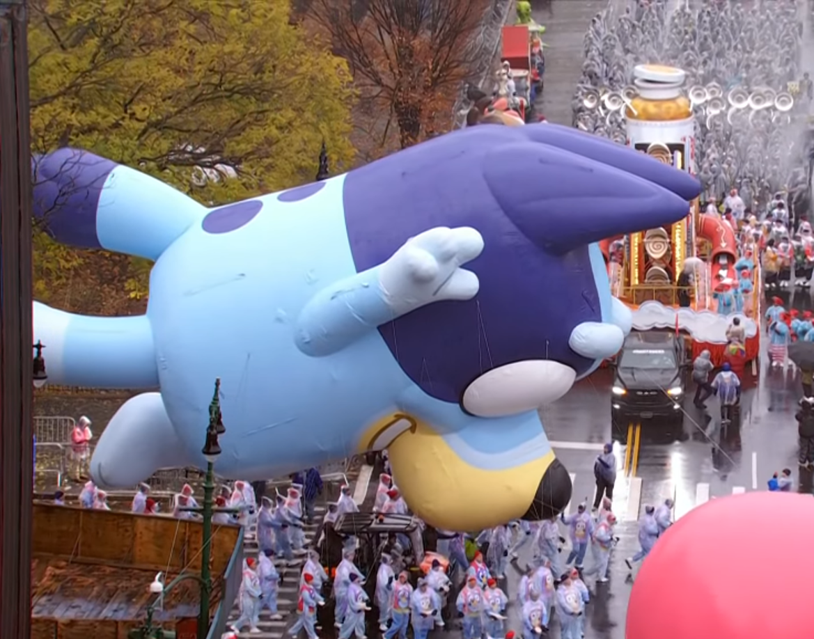 El gigantesco globo tuvo contratiempos al momento de inflarse pero pudo salir a tiempo al desfile.