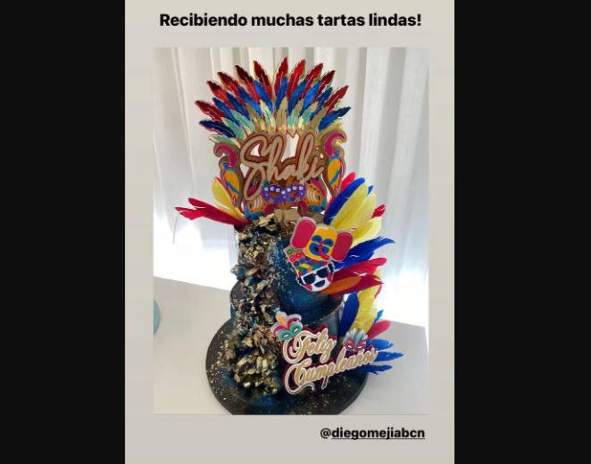 Asimismo, un seguidor le hizo llegar otro pastel de tres pisos en el que resaltan detalles de los colores amarillo, azul y rojo, de la bandera de Colombia. “Recibiendo muchas tartas lindas”, escribió Shakira en sus redes.