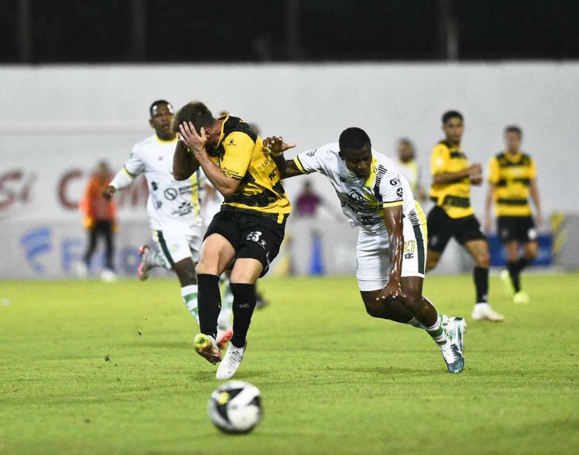 Patrick Palacios le dio un tremendo golpe por la espalda al defensa argentino Sebastián Hernández y dejó con 10 hombres al Juticalpa FC en el segundo tiempo.