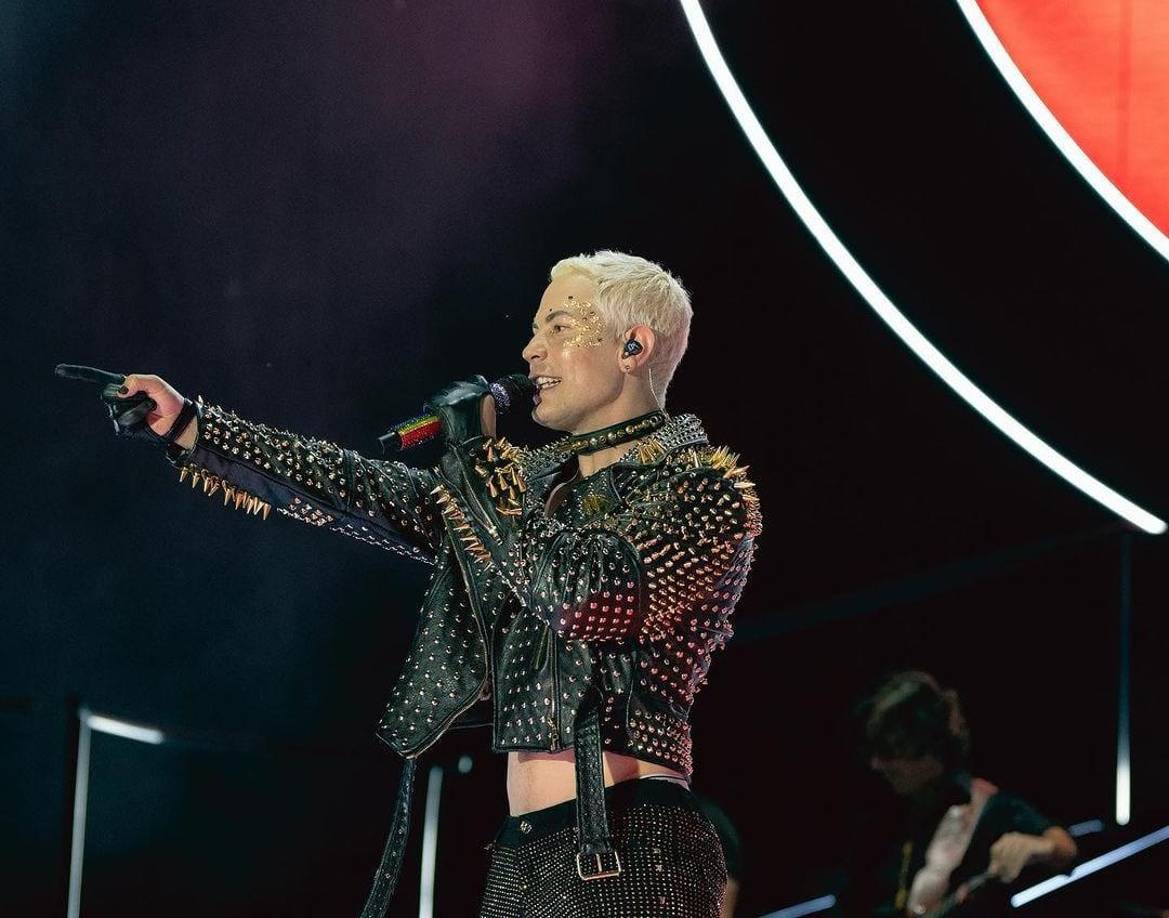 El cantante de RBD salió a defenderse y aclaro que su traje era simplemente “una interpretación” de la cultura mexicana, “Mucha gente se ofendió por usar un traje, que no es un traje de charro... Que no es un traje de charro, cabe aclarar, porque tiene otras características”, expresó el cantante. 