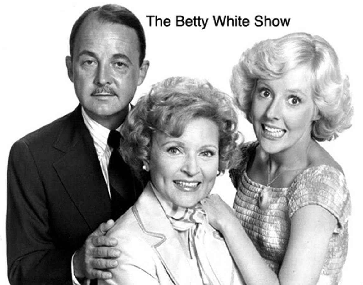 El show de Betty White. La actriz nativa de Illinois interpretó a una estrella de televisión llamada Joyce Whitman en The Betty White Show. A lo largo de la serie, los fanáticos vieron a Joyce tratando de mantenerse relevante, protagonizando un drama criminal llamado Mujer encubierta, dirigido por su exmarido, todo mientras vivía con una loca compañera de cuarto llamada Mitzi (Georgia Engel).