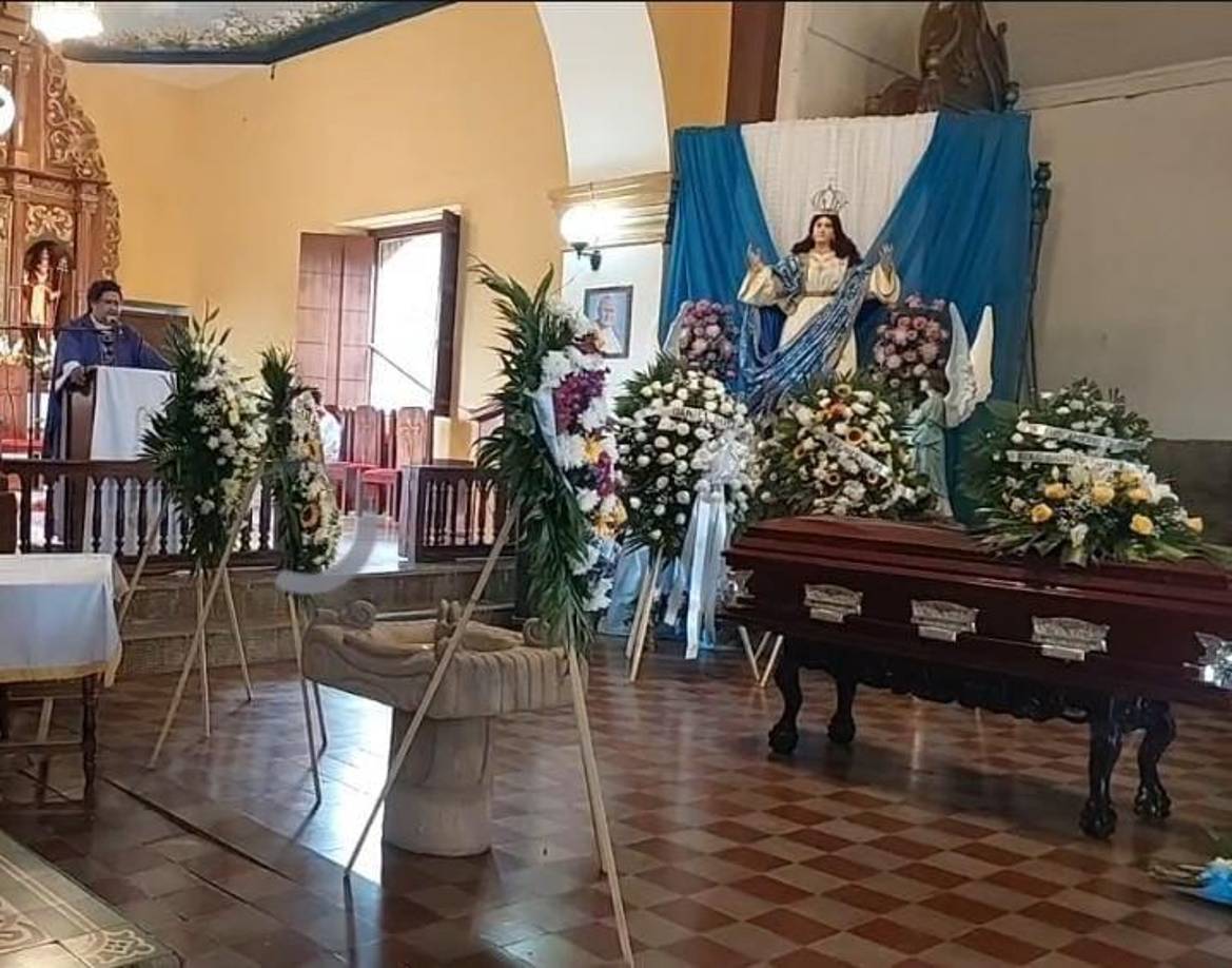 Los maestros de su colegio, El Faro de Luz, expresaron su consternación y aseguraron que nunca imaginaron que algo así pudiera ocurrir en su tranquilo pueblo.