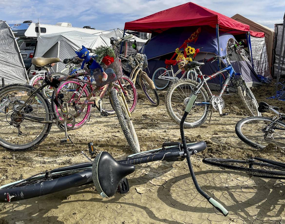 ”Hemos venido aquí sabiendo que este es un lugar donde traemos todo lo que necesitamos para sobrevivir. Es por eso que todos estamos bien preparados para un evento climático como este”, apuntan los organizadores en la página web del evento”, en la que recomiendan a los visitantes racionar el agua y la comida. 