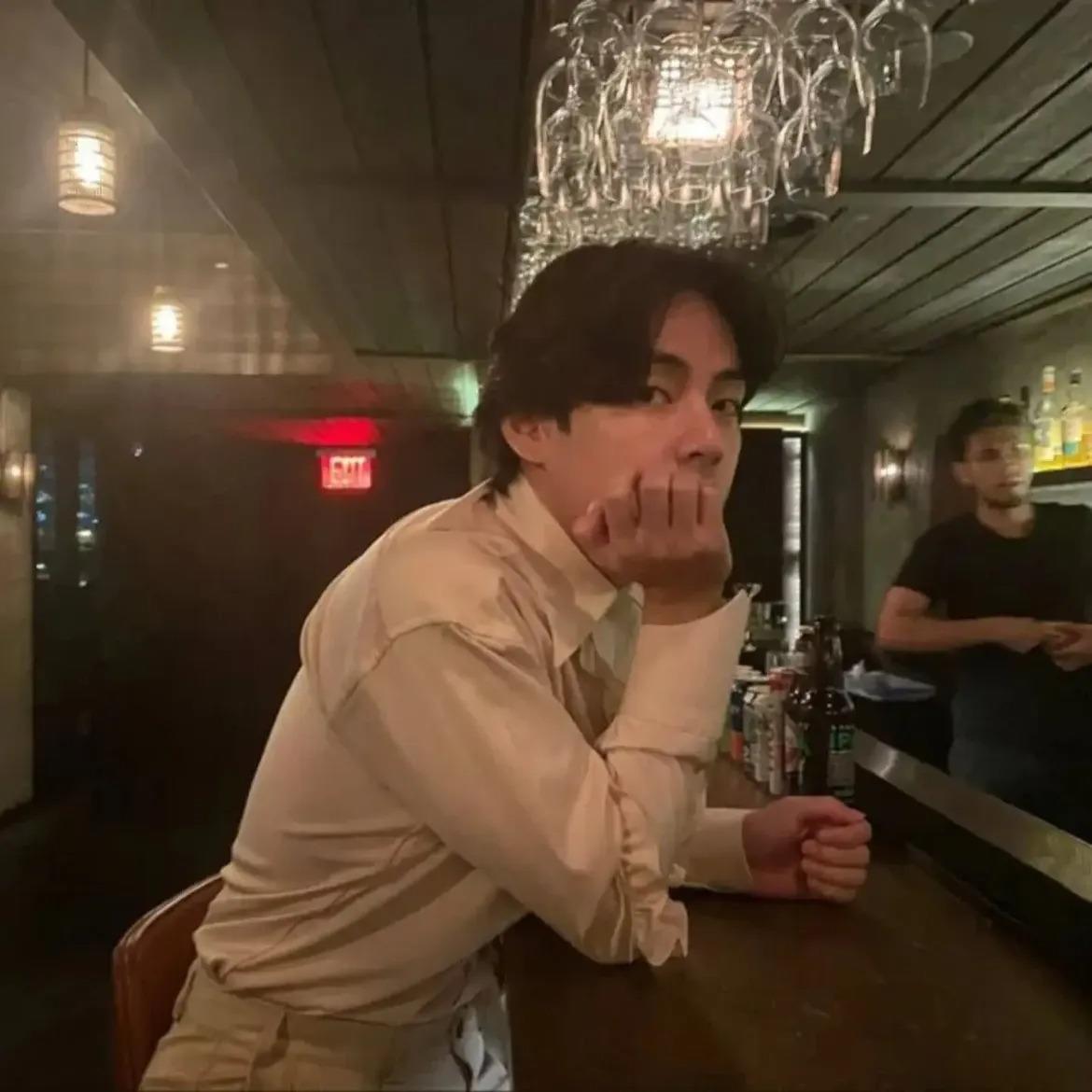 Kim Taehyung de BTS revela que solo escucha el 30% en un oído