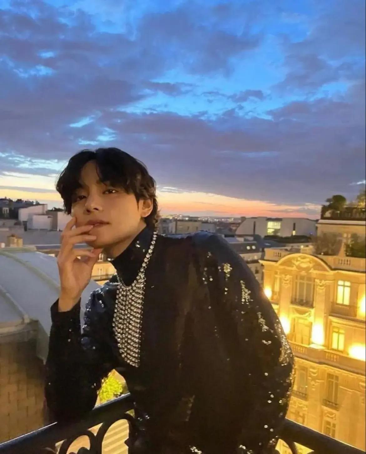 Kim Taehyung de BTS revela que solo escucha el 30% en un oído