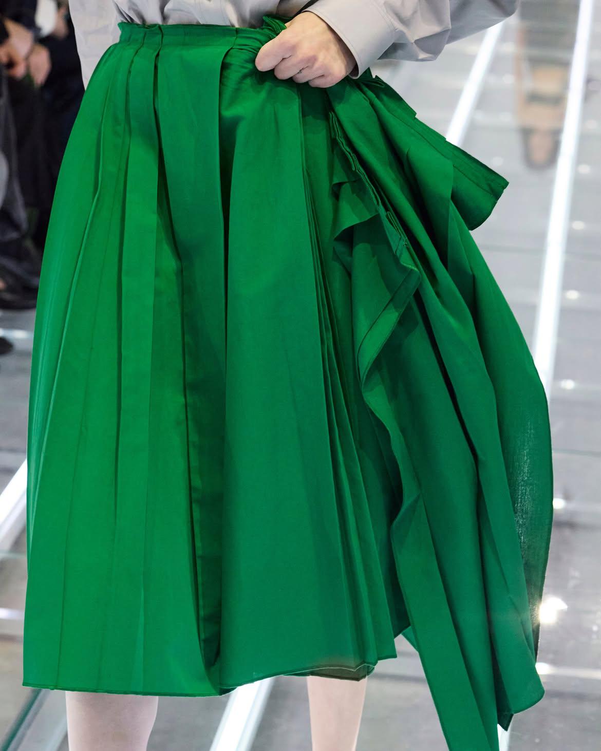 Prada convierte la falda en protagonista de su desfile en Milán
