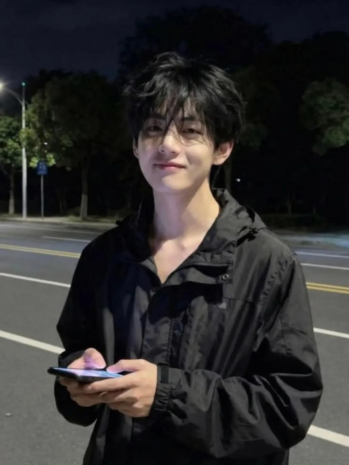 Kim Taehyung de BTS revela que solo escucha el 30% en un oído