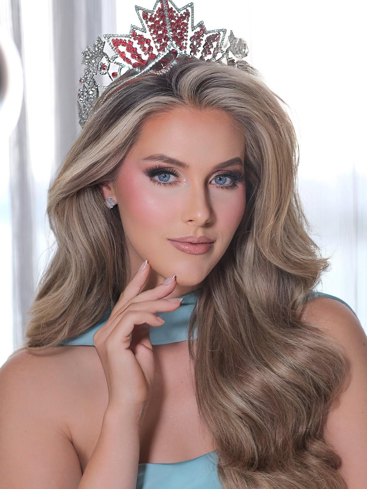 Miss Universo Canadá 2025 entrega la corona con su bebé en brazos