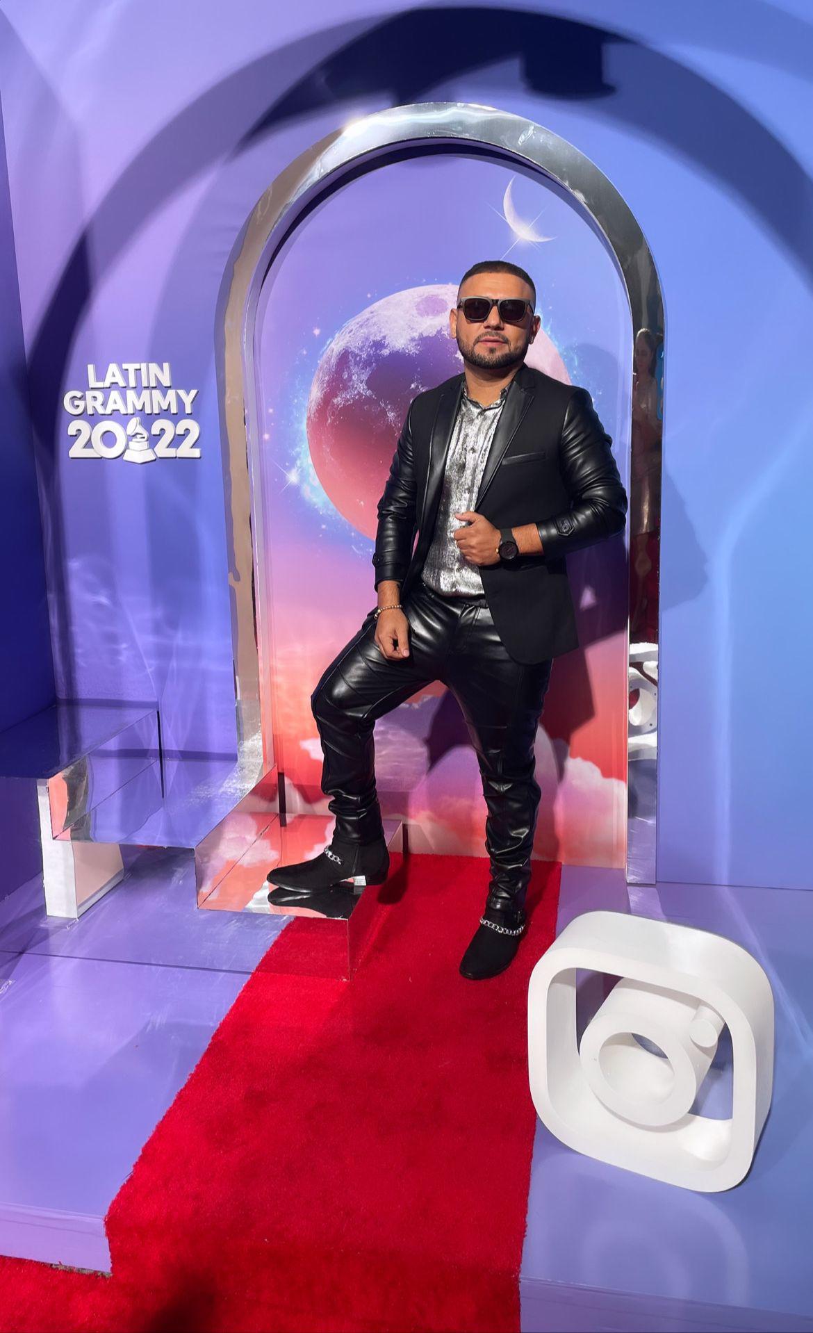 El cantante hondureño Tailo Paz posó en la alfombra roja de los Latin Grammy 2022