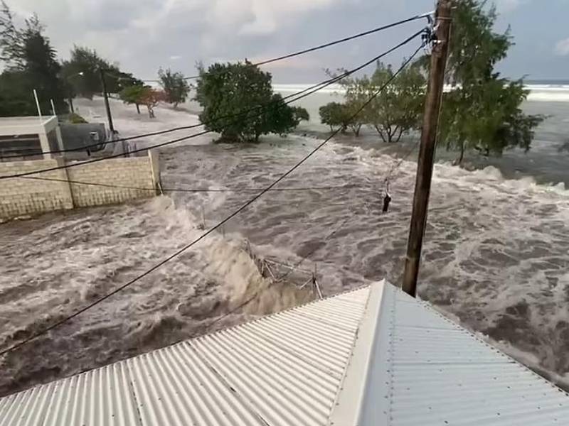 Tonga se encuentra incomunicada tras los daños causados por el tsunami que siguió a la explosión de un volcán submarino.