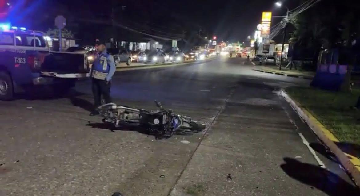 Su pierna salió volando: mujer sobrevive a accidente con rastra