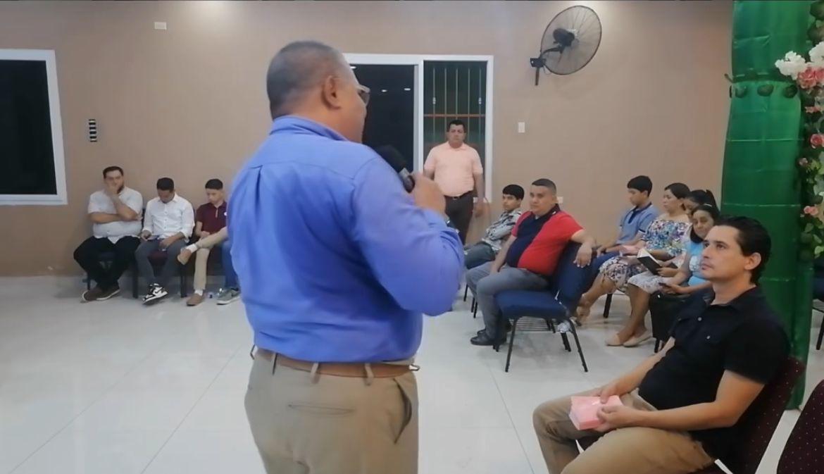 Exvocalista de Los Gatos Bravos, grupo de Aurelio Martínez, ahora predica la palabra de Dios